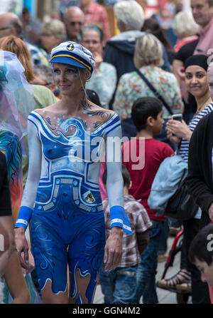 Umgangsverweigerung, Deutschland. 6. August 2016. Joana zu modellieren, als "Sailor" durch die Fußgängerzone nach stundenlangen Bodypainting an das Street Art Festival in Umgangsverweigerung, Deutschland, 6. August 2016 geht. Rund 40 Straßenmaler, 3D-Künstler und Bodypainter aus aller Welt nehmen an der 6. International Street Art Festival auf der Jade Bucht Teil. Foto: INGO WAGNER/Dpa/Alamy Live News Stockfoto