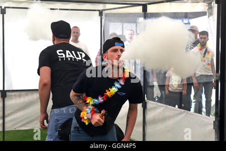 Vapefest das Festival für dampfen-Enthusiasten bei Shrewsbury Uk 6. August 2016. Die "Schlacht der Wolken" zwei Dampfer im Wettbewerb um die größten Vape Cloud ausatmen. Bildnachweis: David Bagnall/Alamy Live-Nachrichten Stockfoto