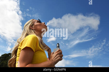 Vapefest das Festival für dampfen-Enthusiasten bei Shrewsbury Uk 6. August 2016. Amber Gregory von Solihull, Birmingham atmet eine Vape Cloud gegen den blauen Himmel. Bildnachweis: David Bagnall/Alamy Live-Nachrichten Stockfoto