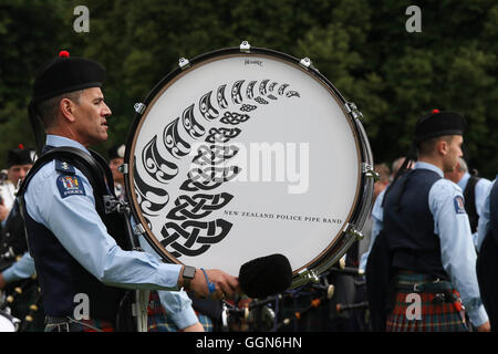 Moira, Nordirland. 6. August 2016. Lisburn & Castlereagh Stadt Pipe Band Championships 2016, statt bei Moira Herrschaft, Moira in der Nähe von Lisburn, Nordirland. Die New Zealand Police Pipe Band. Bild - David Hunter/Alamy Live-Nachrichten. Stockfoto