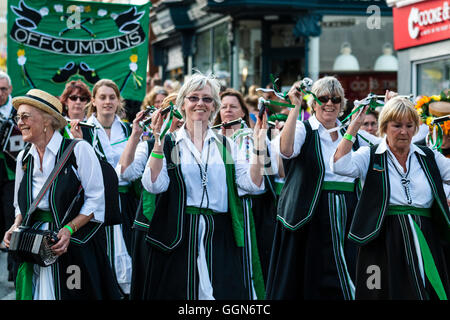 Broadstairs Folk Woche Festival. Offcumduns Damen Morris Gruppe in ihrem grünen und schwarzen Kostümen, kleine Stäbchen wie Sie tanzen im Freien. Stockfoto