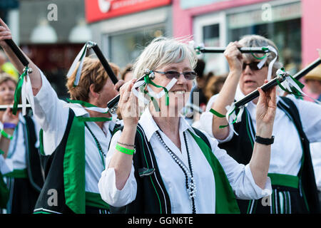 Broadstairs Folk Woche Festival. Offcumduns Damen Morris Gruppe in ihrem grünen und schwarzen Kostümen, kleine Stäbchen wie Sie tanzen im Freien. Stockfoto