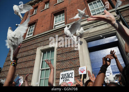 London, UK. 6. August 2016. Demonstranten freizulassen Tauben außerhalb Tottenham Polizeistation anlässlich des fünften Jahrestages der Mark Duggans Todes. Bildnachweis: Thabo Jaiyesimi/Alamy Live-Nachrichten