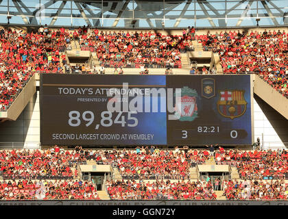 Wembley Stadium, London, UK. 6. August 2016. Internationale Champions Cup Fußball. Liverpool gegen Barcelona. Heutige Besucherzahl auf der großen Leinwand Credit: Action Plus Sport/Alamy Live News Stockfoto