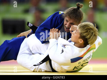 Rio De Janeiro, Brasilien. 6. August 2016. Argentiniens Paula Pareto (oben) konfrontiert Südkoreas Jeong Bokyeong während des Finales der Frauen-48 kg Judo von dem Rio Olympischen Spiele 2016 in Rio De Janeiro, Brasilien, am 6. August 2016. Paula Pareto gewann die Goldmedaille. Bildnachweis: Xinhua/Alamy Live-Nachrichten Stockfoto