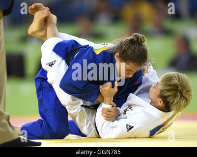 Rio De Janeiro, Brasilien. 6. August 2016. Argentiniens Paula Pareto (oben) konfrontiert Südkoreas Jeong Bokyeong während des Finales der Frauen-48 kg Judo von dem Rio Olympischen Spiele 2016 in Rio De Janeiro, Brasilien, am 6. August 2016. Paula Pareto gewann die Goldmedaille. Bildnachweis: Xinhua/Alamy Live-Nachrichten Stockfoto