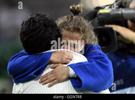 Rio De Janeiro, Brasilien. 6. August 2016. Argentiniens Paula Pareto (R) reagiert nach dem Finale der Frauen-48 kg Judo von dem Rio Olympischen Spiele 2016 in Rio De Janeiro, Brasilien, am 6. August 2016. Paula Pareto gewann die Goldmedaille. Bildnachweis: Xinhua/Alamy Live-Nachrichten Stockfoto