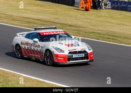 Brands Hatch, Großbritannien, 6. August 2016. Nissan GTR-Safety-Car Inspektion der Streckengleis. Stockfoto