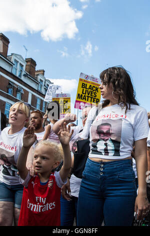 London, UK. 6. August 2016. Anhänger der Gerechtigkeit für Jermaine Baker Kampagne marschieren mit Justice for Mark Duggan-Kampagne aus dem Broadwater Farm Nachlass auf Tottenham Polizeiwache zum 5. Jahrestag des Mark Duggans Todes in einem Polizei schießen. Jermaine Baker, 28, wurde letztes Jahr von Polizei erschossen. Stockfoto