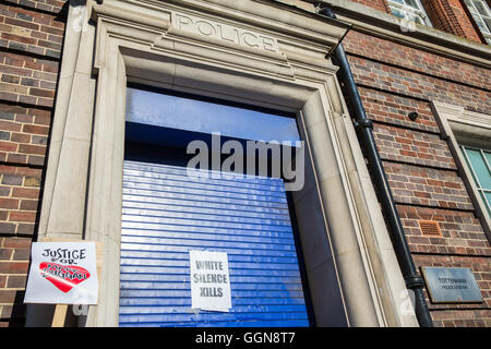 London, UK. 6. August 2016. Ein Plakat und Ankündigung außerhalb Tottenham Polizeistation am 5. Jahrestag des Mark Duggans Tod in einem Polizei schießen. Stockfoto