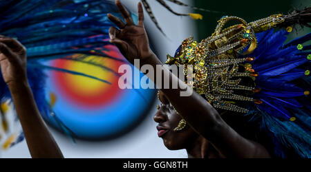 (160806) - RIO DE JANEIRO, 6. August 2016 (Xinhua)--Schauspielerin führt im Sambodromo Samba in Rio De Janeiro, Brasilien, am 6. August 2016. ? Xinhua/Wang Haofei? (Xr) Stockfoto