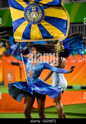 (160806)--RIO DE JANEIRO, 6. August 2016 (Xinhua)--Künstler auftreten im Sambodromo Samba in Rio De Janeiro, Brasilien, am 6. August 2016. ? Xinhua/Wang Haofei? (Xr) Stockfoto