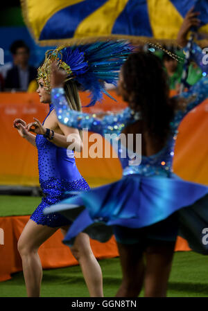 (160806)--RIO DE JANEIRO, 6. August 2016 (Xinhua)--Künstler auftreten im Sambodromo Samba in Rio De Janeiro, Brasilien, am 6. August 2016. ? Xinhua/Wang Haofei? (Xr) Stockfoto