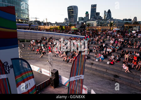 London, UK. 6. August 2016. London Bridge City Summer Festival feiert die Olympischen Spiele 2016 in Rio mit brasilianischen Musik, Essen und Kultur und Leben im Freien, screening von den Olympischen Spielen. Bildnachweis: Dominika Zarzycka/Alamy Live-Nachrichten Stockfoto