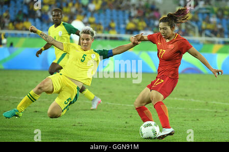 (160806)--RIO DE JANEIRO, 6. August 2016 (Xinhua)--Gu Yasha (R) von China den Ball gegen Südafrikas Janine van Wyk während schießt eine Gruppe E Übereinstimmung des Frauenfußballs in den Rio Olympischen Spielen 2016 in Rio De Janeiro, Brasilien, am 6. August 2016. China besiegt Südafrika 2: 0. ? Xinhua/Lui Siu Wai? (Xr) Stockfoto