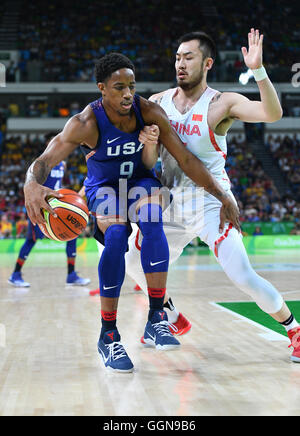 Lief Sui (R) von China und Demar DeRozan der USA in Aktion während der Basketball-Herren vorläufige Runde Gruppe A entsprechen der Rio 2016 Olympischen Spiele bei der Carioca Arena 1, Rio De Janeiro, Brasilien, 6. August 2016. Foto: Lukas Schulze/dpa Stockfoto