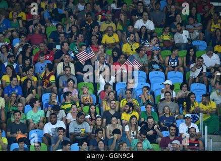 Ein Anhänger der USA Wellen Fahnen auf der Tribüne während der Basketball Männer Runde Vorrundengruppe eine Übereinstimmung der Rio 2016 Olympischen Spiele bei der Carioca Arena 1, Rio De Janeiro, Brasilien, 6. August 2016. Foto: Lukas Schulze/dpa Stockfoto