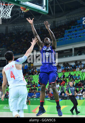 Jiwei Zhao (L) von China und Harrison Barnes der USA in Aktion während der Basketball-Herren erste Runde-Gruppe A Match der Rio 2016 Olympischen Spiele bei der Carioca Arena 1, Rio De Janeiro, Brasilien, 6. August 2016. Foto: Lukas Schulze/dpa Stockfoto