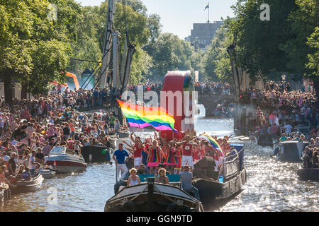 Amsterdam, Niederlande. 6. August 2016. Die jährliche Amsterdam Gay Pride Canal Parade war eine special Edition, weil Amsterdam EuroPride in diesem Jahr gehostet wird. Riesige Menschenmassen jubelten über 80 Boote auf den Prinsengracht Kanal und Fluss Amstel. Bildnachweis: Wiskerke/Alamy Live-Nachrichten Stockfoto