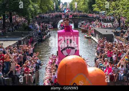 Amsterdam, Niederlande. 6. August 2016. Die jährliche Amsterdam Gay Pride Canal Parade war eine special Edition, weil Amsterdam EuroPride in diesem Jahr gehostet wird. Riesige Menschenmassen jubelten über 80 Boote auf den Prinsengracht Kanal und Fluss Amstel. Bildnachweis: Wiskerke/Alamy Live-Nachrichten Stockfoto