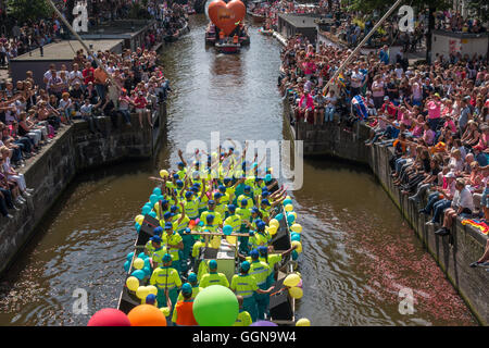 Amsterdam, Niederlande. 6. August 2016. Die jährliche Amsterdam Gay Pride Canal Parade war eine special Edition, weil Amsterdam EuroPride in diesem Jahr gehostet wird. Riesige Menschenmassen jubelten über 80 Boote auf den Prinsengracht Kanal und Fluss Amstel. Bildnachweis: Wiskerke/Alamy Live-Nachrichten Stockfoto