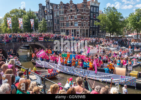 Amsterdam, Niederlande. 6. August 2016. Die jährliche Amsterdam Gay Pride Canal Parade war eine special Edition, weil Amsterdam EuroPride in diesem Jahr gehostet wird. Riesige Menschenmassen jubelten über 80 Boote auf den Prinsengracht Kanal und Fluss Amstel. Bildnachweis: Wiskerke/Alamy Live-Nachrichten Stockfoto