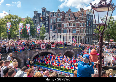 Amsterdam, Niederlande. 6. August 2016. Die jährliche Amsterdam Gay Pride Canal Parade war eine special Edition, weil Amsterdam EuroPride in diesem Jahr gehostet wird. Riesige Menschenmassen jubelten über 80 Boote auf den Prinsengracht Kanal und Fluss Amstel. Bildnachweis: Wiskerke/Alamy Live-Nachrichten Stockfoto