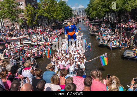 Amsterdam, Niederlande. 6. August 2016. Die jährliche Amsterdam Gay Pride Canal Parade war eine special Edition, weil Amsterdam EuroPride in diesem Jahr gehostet wird. Riesige Menschenmassen jubelten über 80 Boote auf den Prinsengracht Kanal und Fluss Amstel. Bildnachweis: Wiskerke/Alamy Live-Nachrichten Stockfoto