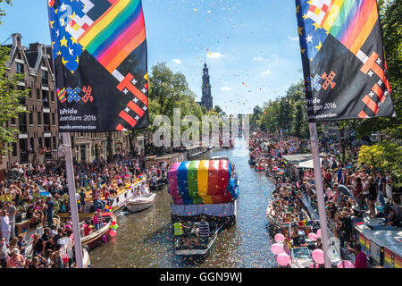 Amsterdam, Niederlande. 6. August 2016. Die jährliche Amsterdam Gay Pride Canal Parade war eine special Edition, weil Amsterdam EuroPride in diesem Jahr gehostet wird. Riesige Menschenmassen jubelten über 80 Boote auf den Prinsengracht Kanal und Fluss Amstel. Bildnachweis: Wiskerke/Alamy Live-Nachrichten Stockfoto