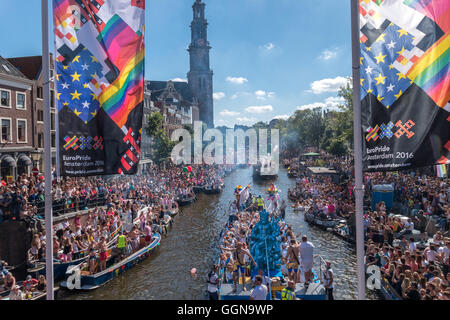 Amsterdam, Niederlande. 6. August 2016. Die jährliche Amsterdam Gay Pride Canal Parade war eine special Edition, weil Amsterdam EuroPride in diesem Jahr gehostet wird. Riesige Menschenmassen jubelten über 80 Boote auf den Prinsengracht Kanal und Fluss Amstel. Bildnachweis: Wiskerke/Alamy Live-Nachrichten Stockfoto