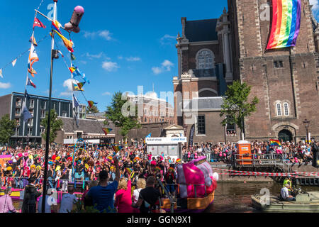 Amsterdam, Niederlande. 6. August 2016. Die jährliche Amsterdam Gay Pride Canal Parade war eine special Edition, weil Amsterdam EuroPride in diesem Jahr gehostet wird. Riesige Menschenmassen jubelten über 80 Boote auf den Prinsengracht Kanal und Fluss Amstel. Bildnachweis: Wiskerke/Alamy Live-Nachrichten Stockfoto