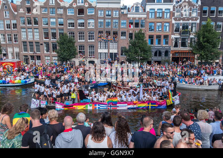 Amsterdam, Niederlande. 6. August 2016. Die jährliche Amsterdam Gay Pride Canal Parade war eine special Edition, weil Amsterdam EuroPride in diesem Jahr gehostet wird. Riesige Menschenmassen jubelten über 80 Boote auf den Prinsengracht Kanal und Fluss Amstel. Bildnachweis: Wiskerke/Alamy Live-Nachrichten Stockfoto