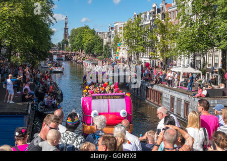 Amsterdam, Niederlande. 6. August 2016. Die jährliche Amsterdam Gay Pride Canal Parade war eine special Edition, weil Amsterdam EuroPride in diesem Jahr gehostet wird. Riesige Menschenmassen jubelten über 80 Boote auf den Prinsengracht Kanal und Fluss Amstel. Bildnachweis: Wiskerke/Alamy Live-Nachrichten Stockfoto