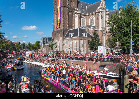 Amsterdam, Niederlande. 6. August 2016. Die jährliche Amsterdam Gay Pride Canal Parade war eine special Edition, weil Amsterdam EuroPride in diesem Jahr gehostet wird. Riesige Menschenmassen jubelten über 80 Boote auf den Prinsengracht Kanal und Fluss Amstel. Bildnachweis: Wiskerke/Alamy Live-Nachrichten Stockfoto