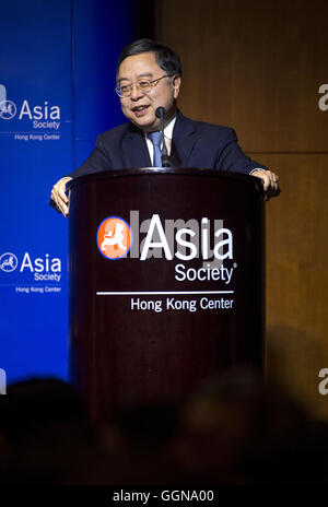 Hong Kong, Hong Kong SAR, China. 31. August 2015. Asia Society mitleiten Ronnie Chan begrüßt Cherie Blair auf der Bühne bei der Asia Society Hong Kong Centre - Podiumsdiskussion '' für dauerhafte Veränderung: Frauenbildung und Empowerment. © Jayne Russell/ZUMA Draht/Alamy Live-Nachrichten Stockfoto