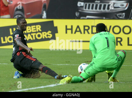 Washington, DC, USA. 6. August 2016.  Philadelphia Union Torhüter ANDRE BLAKE (1) blockt den Schuß gegen D.C. United PATRICK NYARKO (12) nach vorne in die erste Hälfte im RFK Stadium in Washington. Bildnachweis: Chuck Myers/ZUMA Draht/Alamy Live-Nachrichten Stockfoto