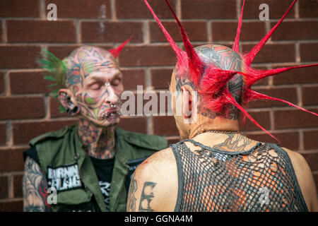 Paar Skinheads, Blackpool, Lancashire, UK. 6. August 2016. "Webber" mit nasenpiercing am 20. Jahrestag Rebellion fest zu Blackpool Winter Gardens als einer der größten punk Festivals der Welt zurückgekehrt. Spiky - behaartes Punks auf der größten Alternative Music Festival in Großbritannien gesammelt. Die Rebellion Festival versteht hart rockenden Punk Bands auf der Blackpool Winter Gardens jedes Jahr nehmen zur Freude der jubelnden Massen. Die Straßen Der Resort sind jede Farbe des Regenbogens als lebenslange punk Fans mit lebhaft gefärbt Mohawks, Leder jacketsflock zum Resort gemalt. Stockfoto