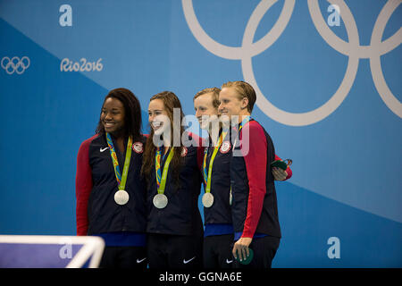 Rio De Janeiro, RJ, Brasilien. 6. August 2016. Olympia Schwimmen: Simone Manuel, Abtei Weitzeil, Dana Vollmer und Katie Ledecky aus den USA zeigen ihre Silbermedaillen während der Zeremonie für die 4 x 100-Meter-Freistil der Frauen Finale während der Wettkämpfe bei den Olympischen Spielen 2016. © Paul Kitagaki Jr./ZUMA Draht/Alamy Live-Nachrichten Stockfoto