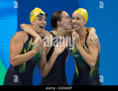 Rio De Janeiro, RJ, Brasilien. 6. August 2016. Olympia Schwimmen: Australiens Brittany Elmslie, Emma McKeon, Bronte Campbell und Cate Cambell im Wasser feiern ihren neuen Weltrekord der Frauen 4x100m Freistil Staffel Olympics Aquatics Stadium während den Olympischen Spielen 2016 Rio Spiele zu gewinnen. © Paul Kitagaki Jr./ZUMA Draht/Alamy Live-Nachrichten Stockfoto