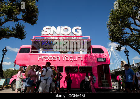 London, UK. 6. August 2016. Londoner Southbank und heißem Wetter, KNUTSCHEN einem typischen Sommernachmittag - es oben! Bildnachweis: Arundhati Bhattacharya/Alamy Live-Nachrichten Stockfoto