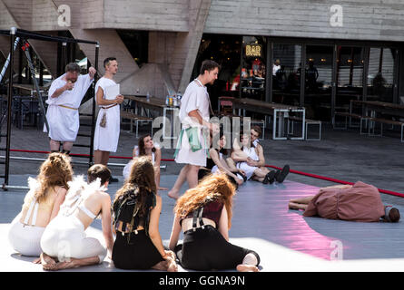 London, UK. 6. August 2016. Eine kostenlose Aufführung Nationaltheater Künstler im Southbank. Bildnachweis: Arundhati Bhattacharya/Alamy Live-Nachrichten Stockfoto