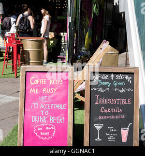 London, UK. 6. August 2016. Catchy Adverts - typische London auf ein Sommer-Sonntag-Kredit: Arundhati Bhattacharya/Alamy Live News Su Stockfoto