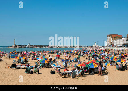 Margate, Großbritannien. 6. August 2016. Margate Beach Isle Of Thanet Kent UK. Tausende von Feiernden am Meer auf "Soul Festival" am Wochenende 08.06.2016 Credit: Martyn Goddard/Alamy Live News Stockfoto