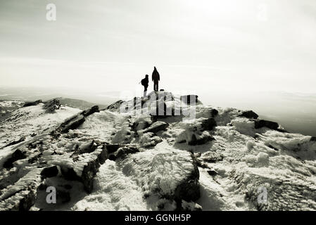 Paar Wandern am Berg im winter Stockfoto