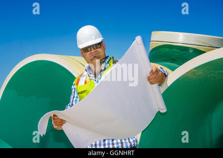 Kaukasische Bau Arbeiter lesen Blaupause Stockfoto