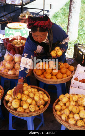 Ein lokaler Sani-Markt an der Steinwald in Lunan Yi Nationalität autonome Grafschaft – Provinz Yunnan in China Stockfoto