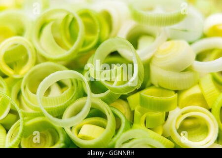 Haufen von frischen, rohen Zwiebelringen Stockfoto