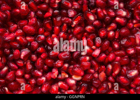 Haufen nasse rote Granatapfelkerne Stockfoto