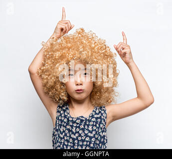 Trägt eine blonde Perücke und lustige Mimik Asiatin Stockfoto