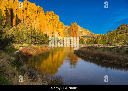 Der Fluss schlängelt sich durch den Canyon, Bend, Oregon, Vereinigte Staaten, Stockfoto